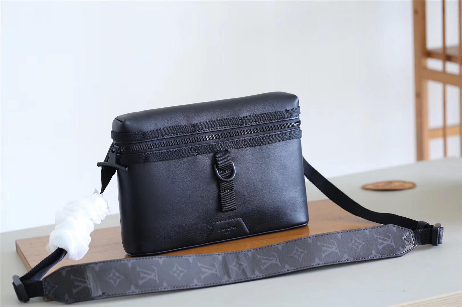 #m52176 l**is V*t*n 2018 men messenger pm-dark infinity leather