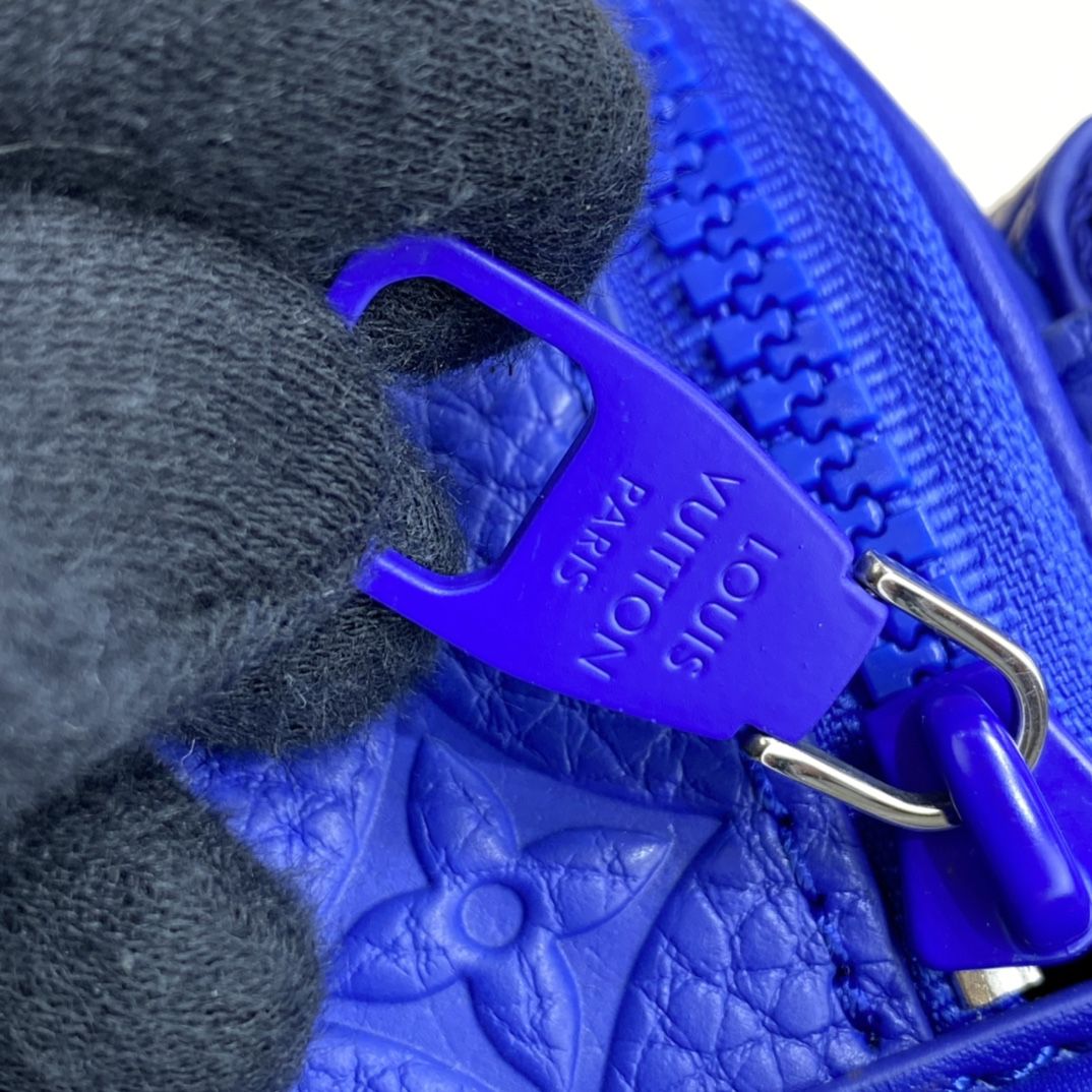 #m58488 l**is V*t*n monogram embossed taurillon leather s lock messenger-blue