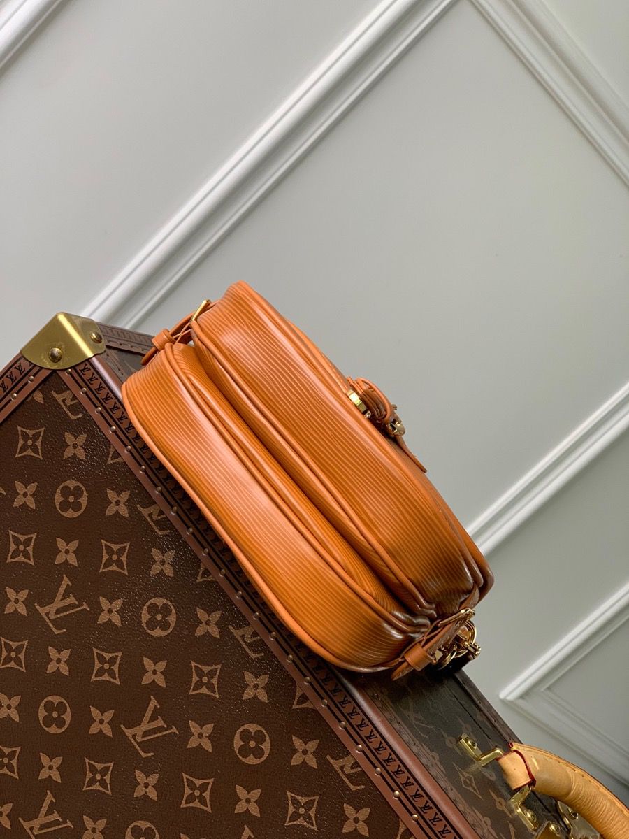 m23469 l**is V*t*n epi leather saumur bb camel