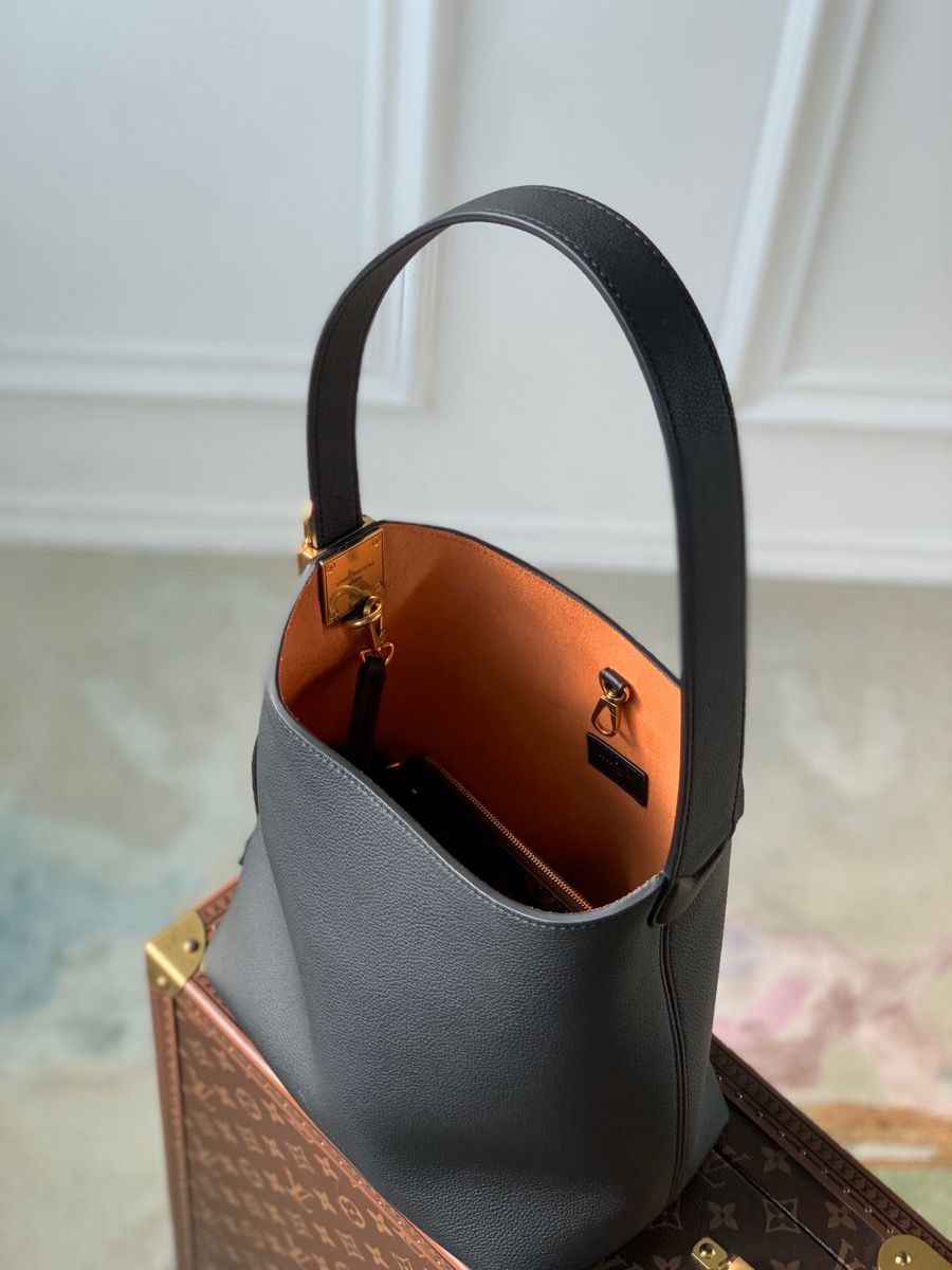 m23532 l**is V*t*n leather low key hobo pm bag_black