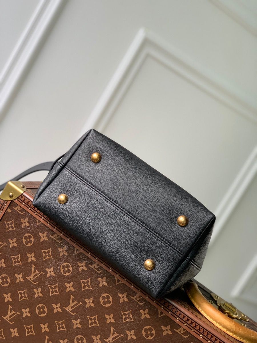 m23532 l**is V*t*n leather low key hobo pm bag_black
