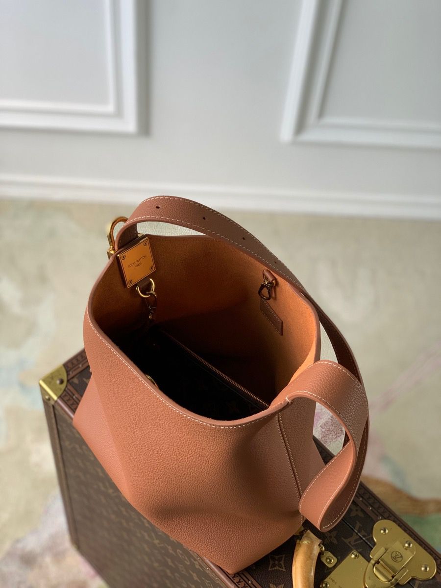 m25354 l**is V*t*n leather low key hobo pm bag_brown