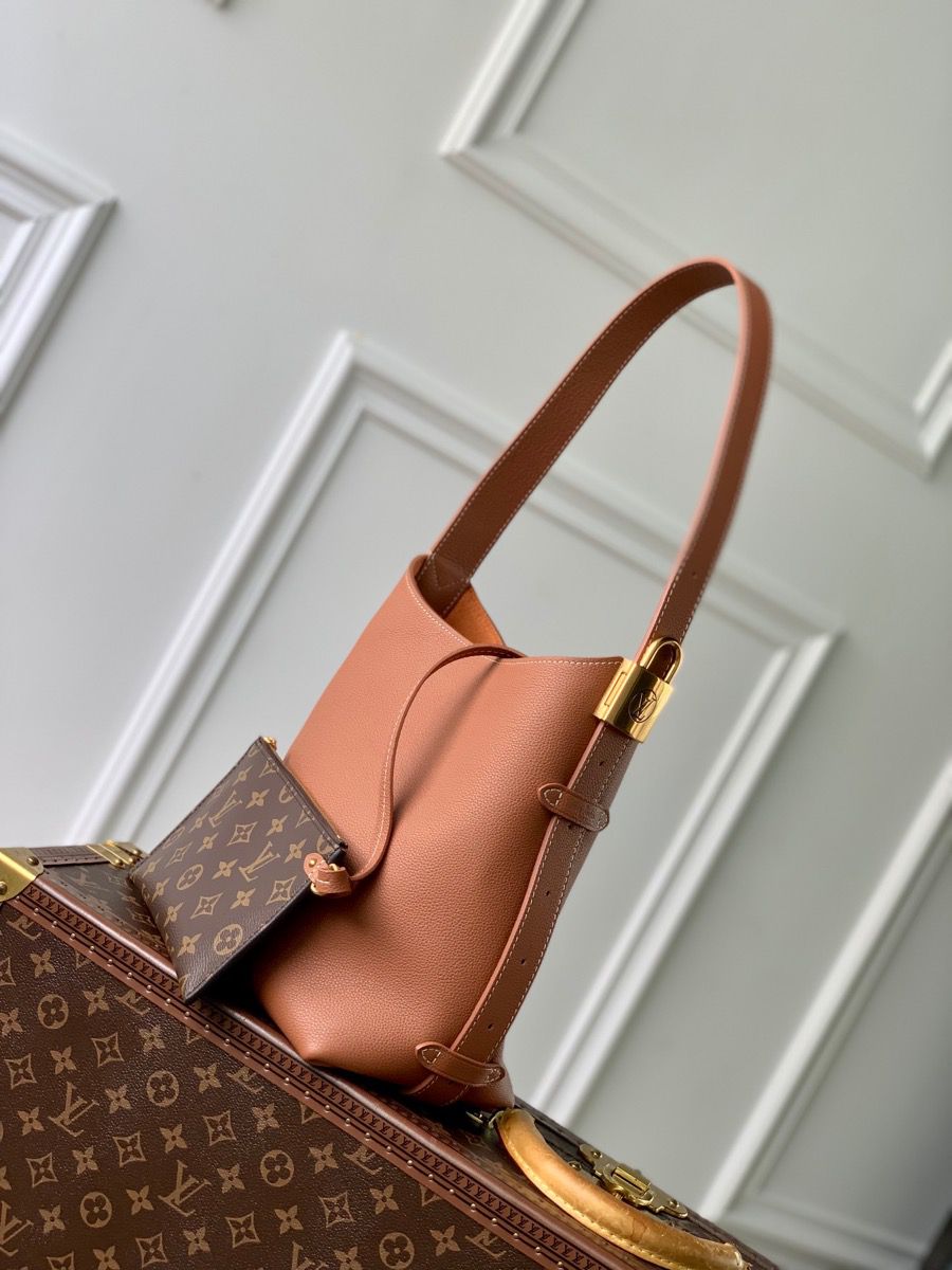 m25354 l**is V*t*n leather low key hobo pm bag_brown