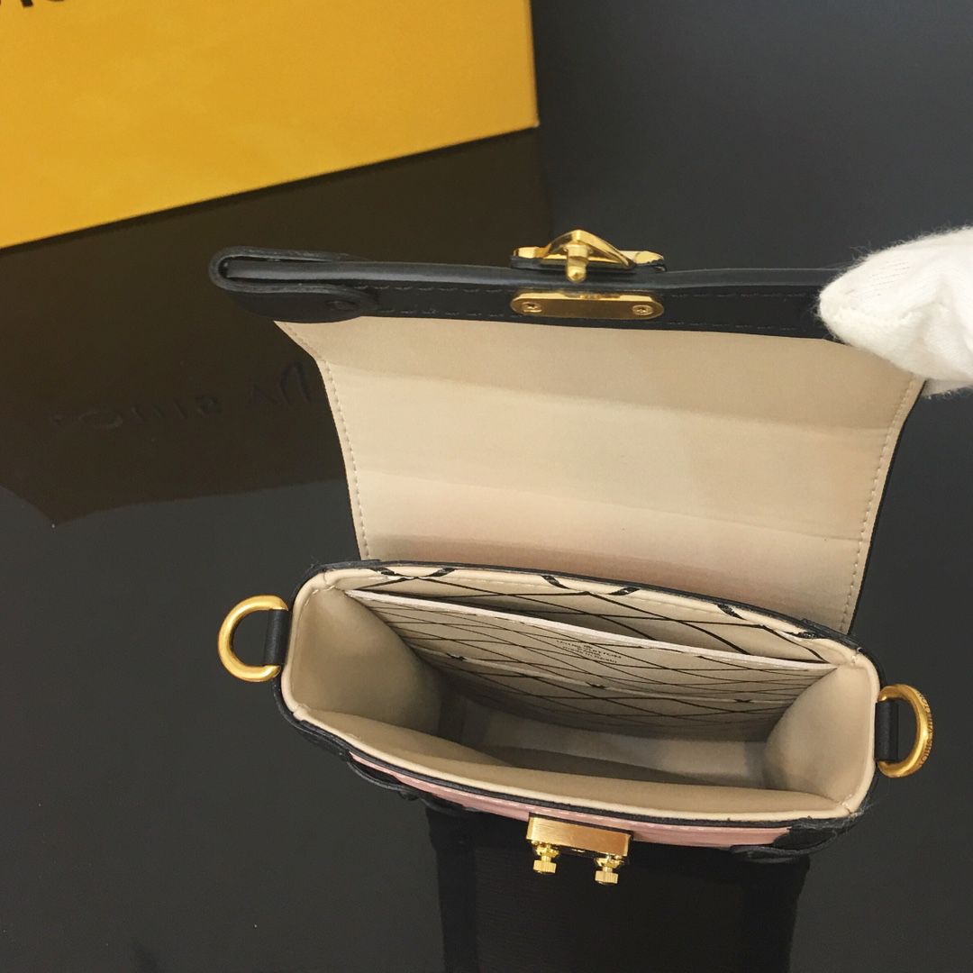 #M67872 Epi Vertical Trunk Pochette