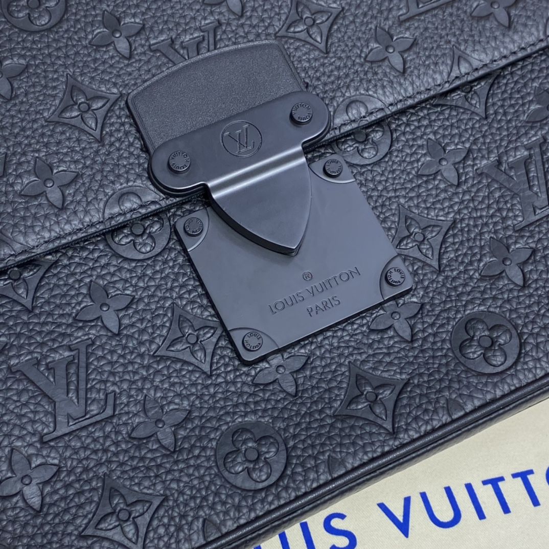 #m80582 l**is V*t*n monogram embossed taurillon leather s lock a4 pouch-black