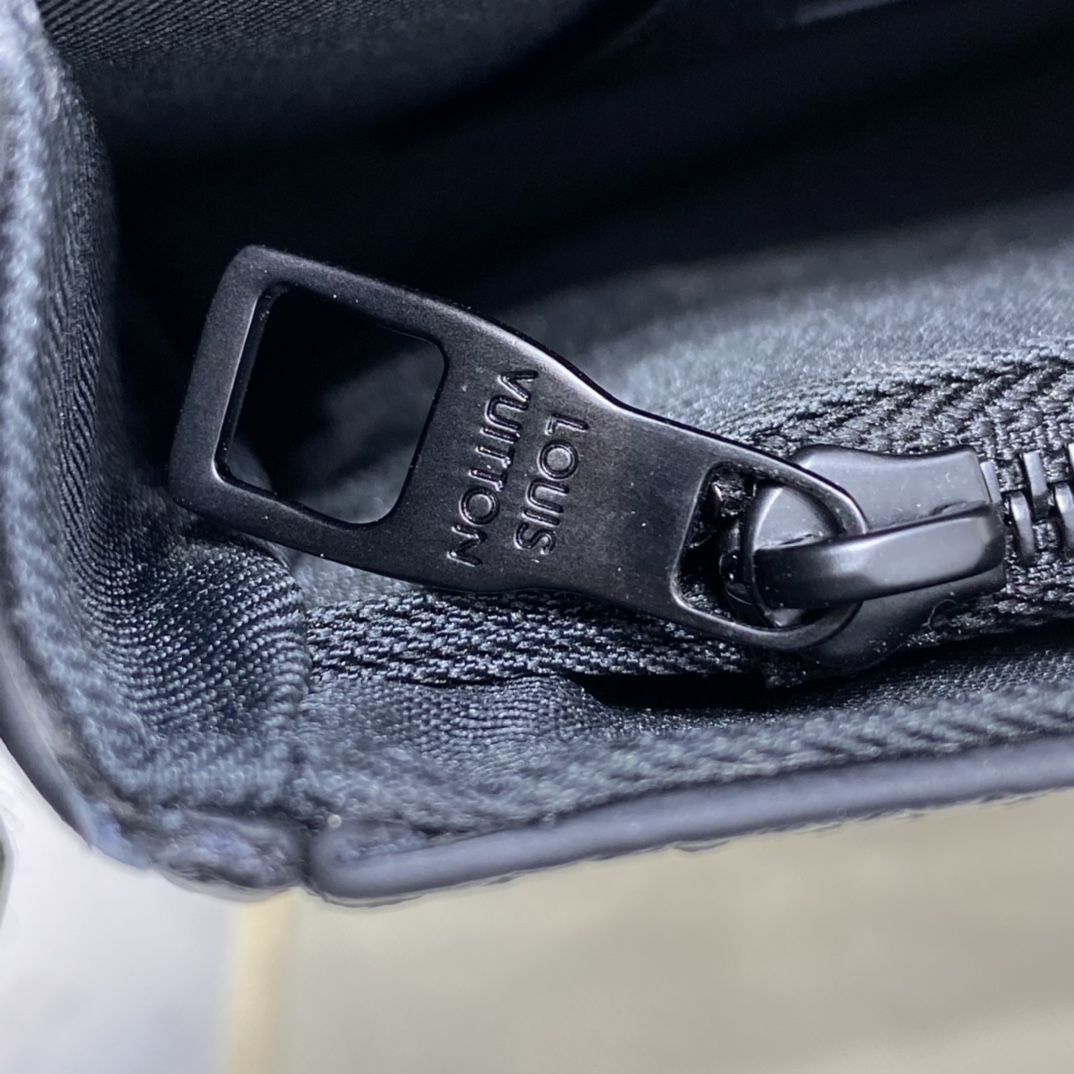 #m80582 l**is V*t*n monogram embossed taurillon leather s lock a4 pouch-black