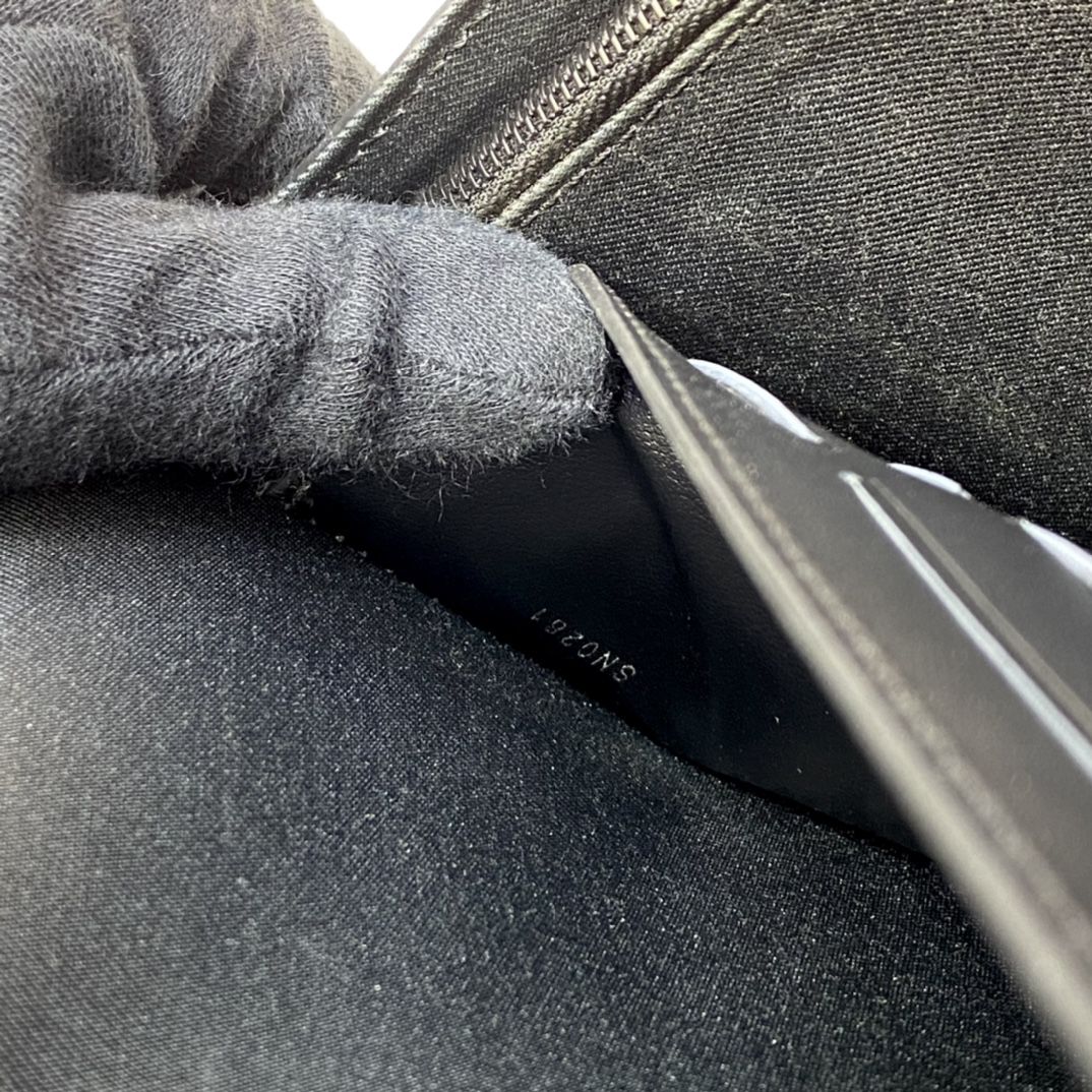 #m80582 l**is V*t*n monogram embossed taurillon leather s lock a4 pouch-black