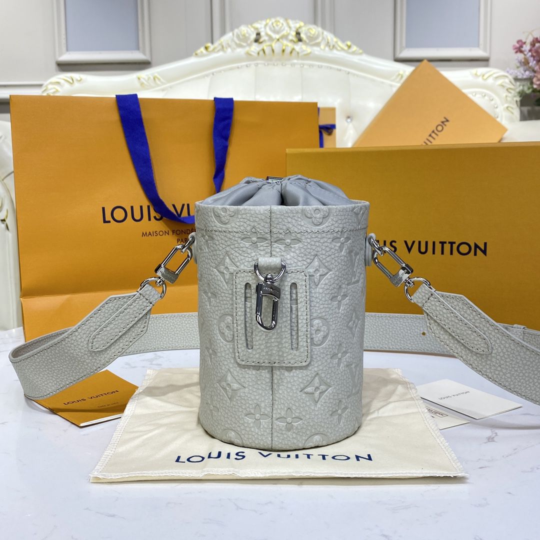 #m81572 l**is V*t*n monogram virgil abloh’s “climbing” chalk pouch