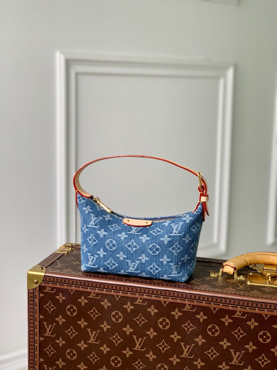 m82949 l**is V*t*n monogram denim hills pochette handbag
